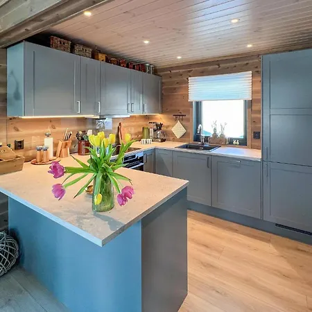 4 Bedroom Stunning In Svingvoll